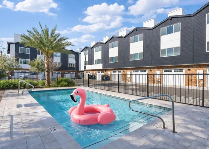 Holiday home Sapphire Leaf- Luxury 3br- Pool, King Beds, Spacious, Quiet, Garage, Close To Airport And Oldtown *